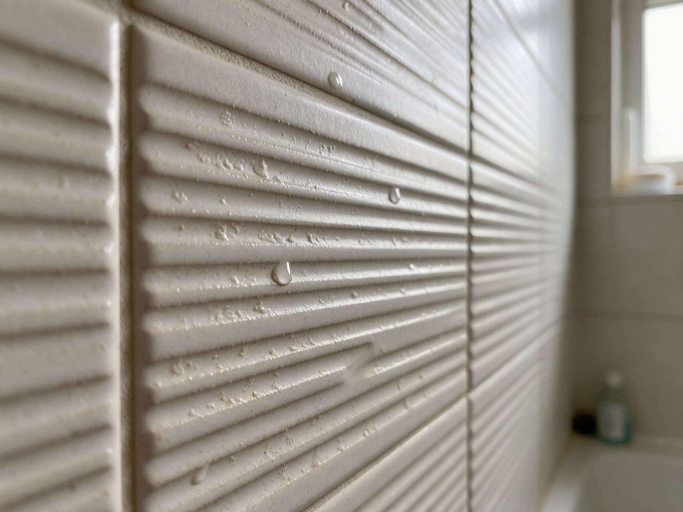 magnific_realistic-photograph-of-g_aFjO3W9fSh Detail Reliéfneho Obkladu V Sprchovom Kúte So Zvyškami Vodného Kameňa Usadenými V Drážkach