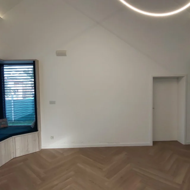 Nový interiér je proces: Takto funguje DREAM™ Systém

1 - pôvodný stav
2 - 3D skica riešenia pre rýchle a jasné pochopenie zámeru a limitov priestoru
3 - Koncepčná atmosférická 3D vizualizácia (hybridná metóda skica+AI)
4 - Plnohodnotný 3D model (virtuálne dvojča) - tmavá verzia
5 - Plnohodnotný 3D model (virtuálne dvojča) - finálna svetlá verzia
6 - Výrobná a realizačná dokumentácia pre remeselníkov